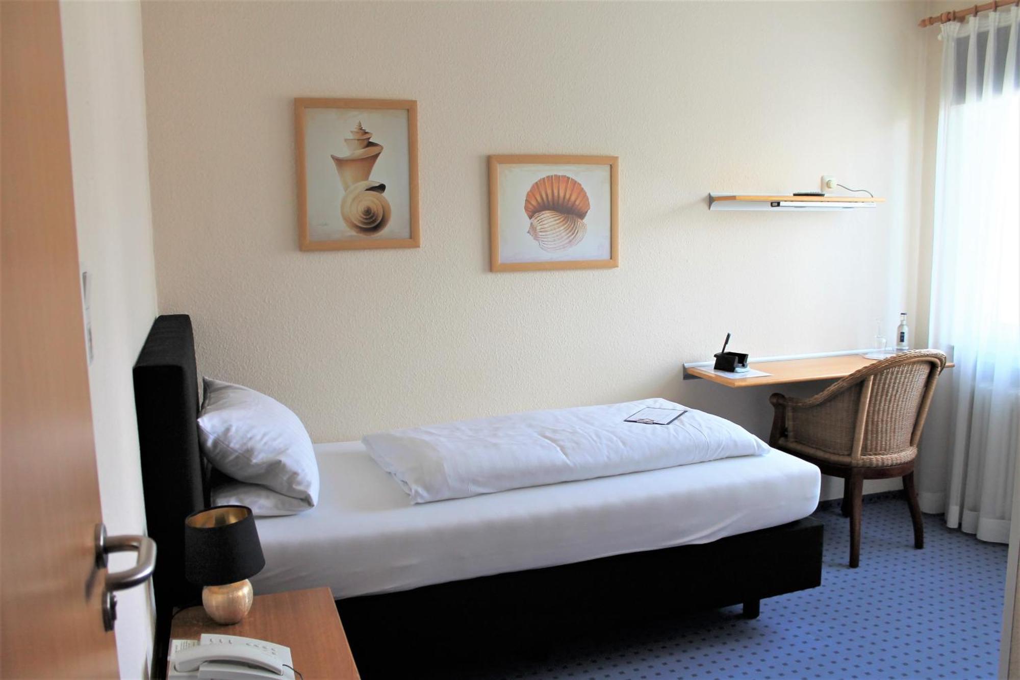 Alleehotel-Eschen Aurich Room photo